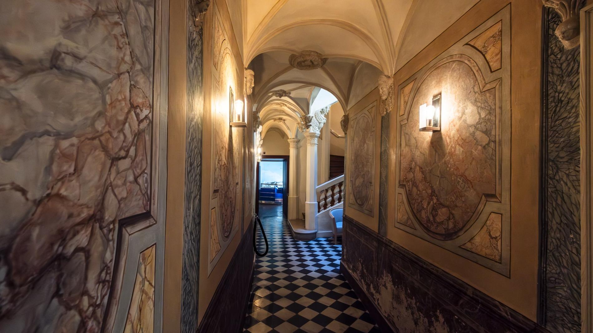 Vestibule avec décors en Gypserie Classée